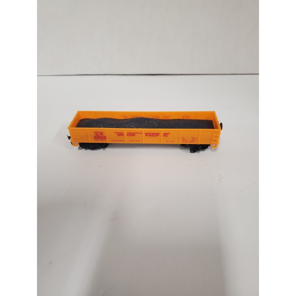 Life-Like Ho Scale Union Pacific #29500 Coal Gondola Train Car with Load